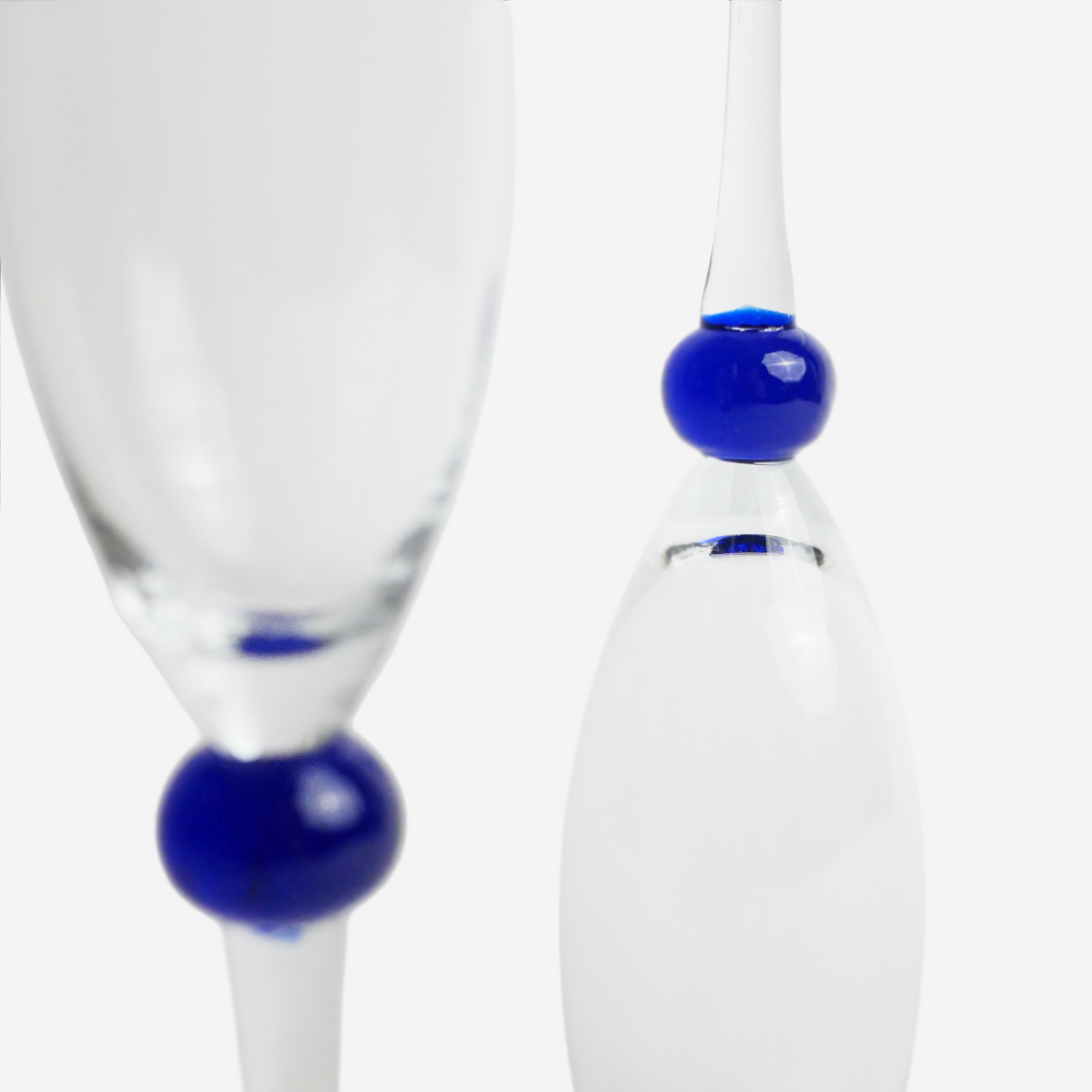 Blauw champagneglazen met kraalvormige steel