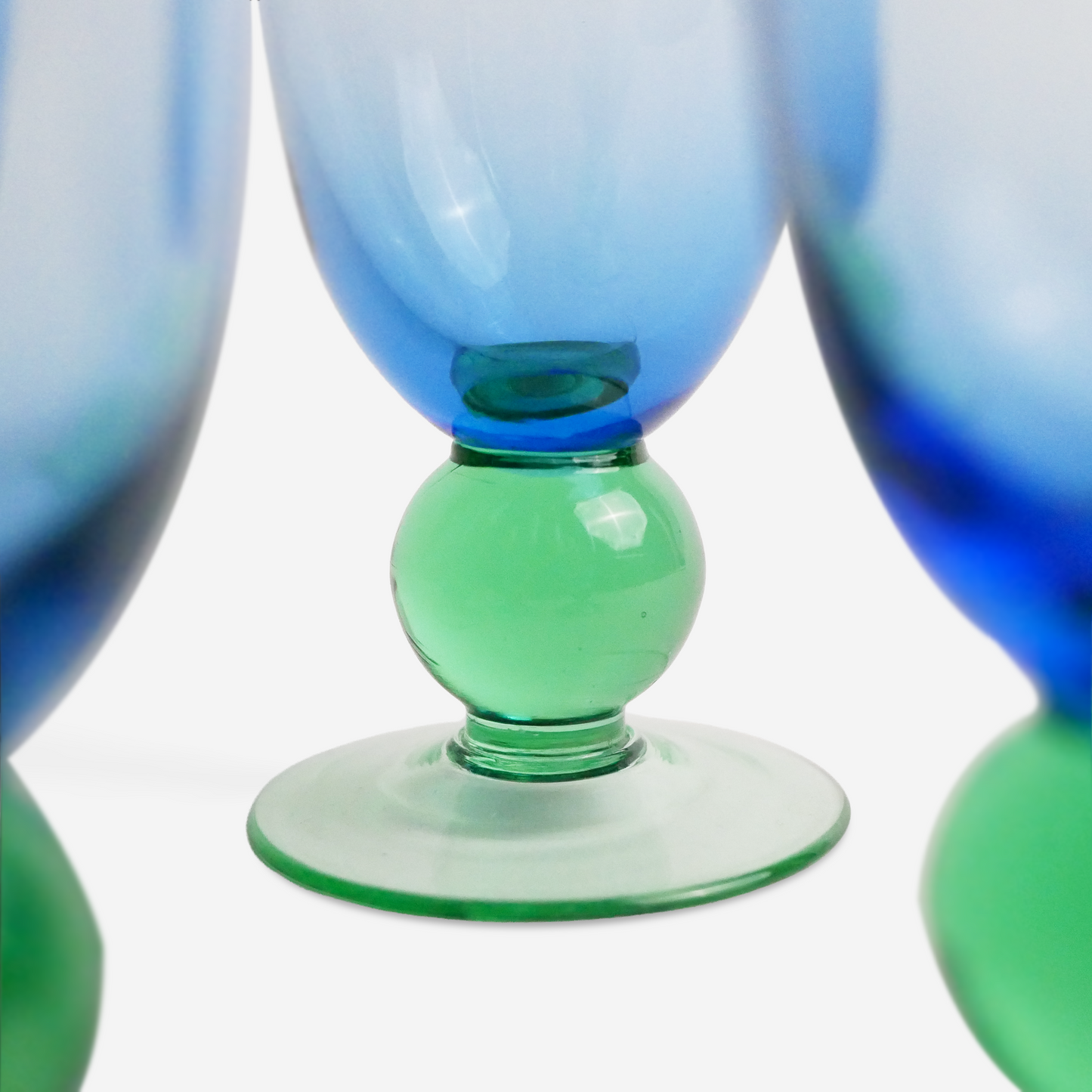 Blauwgroene champagneglazen