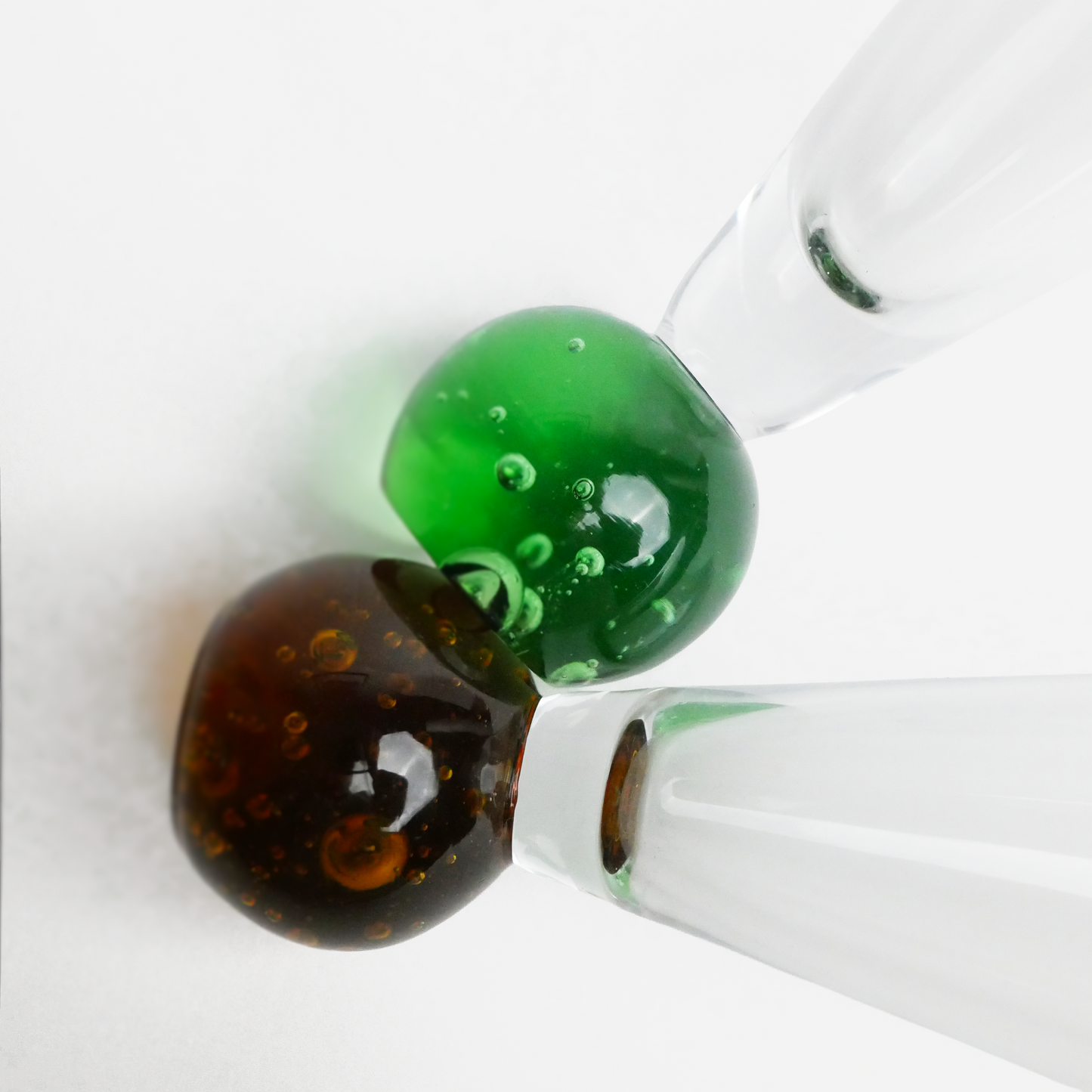 Trechterglazen in groen en amber